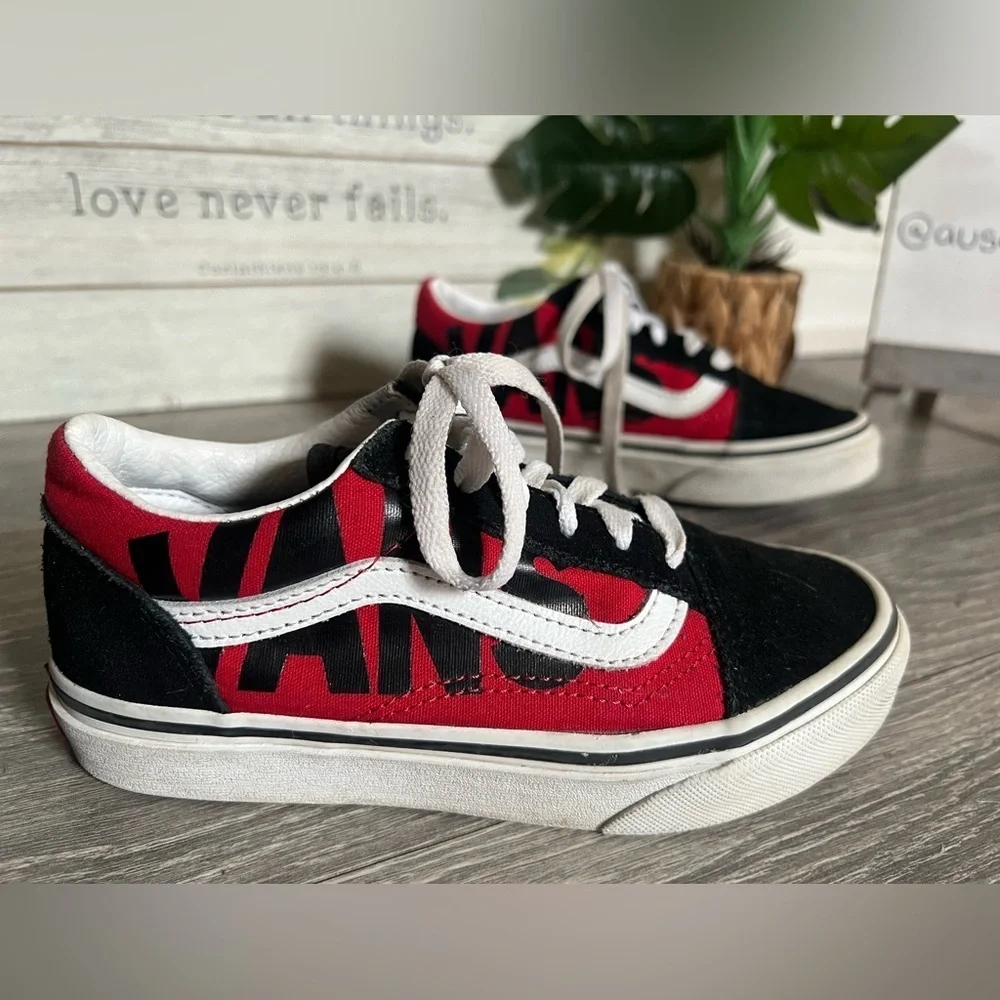 Vans Kids’ Old Skool Large Logo Lace Up Shoes in Red Black & White. Size 1